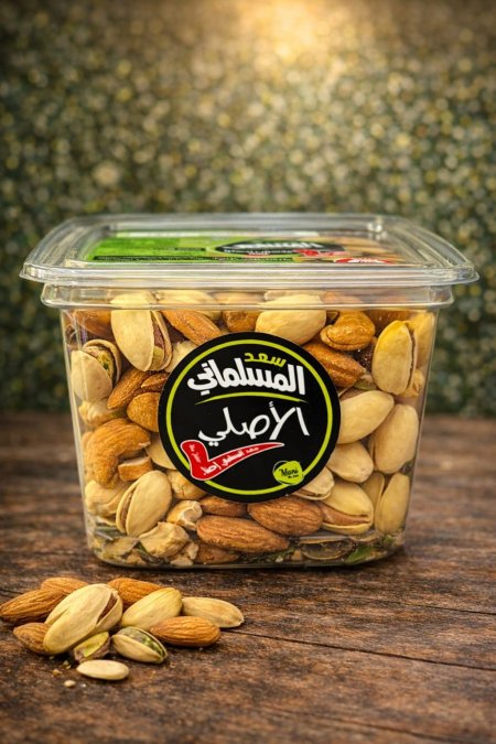 مكسرات مشكلة فاخرة محمصة، طعم غني وقرمشة مثالية لعشاق التسالي.